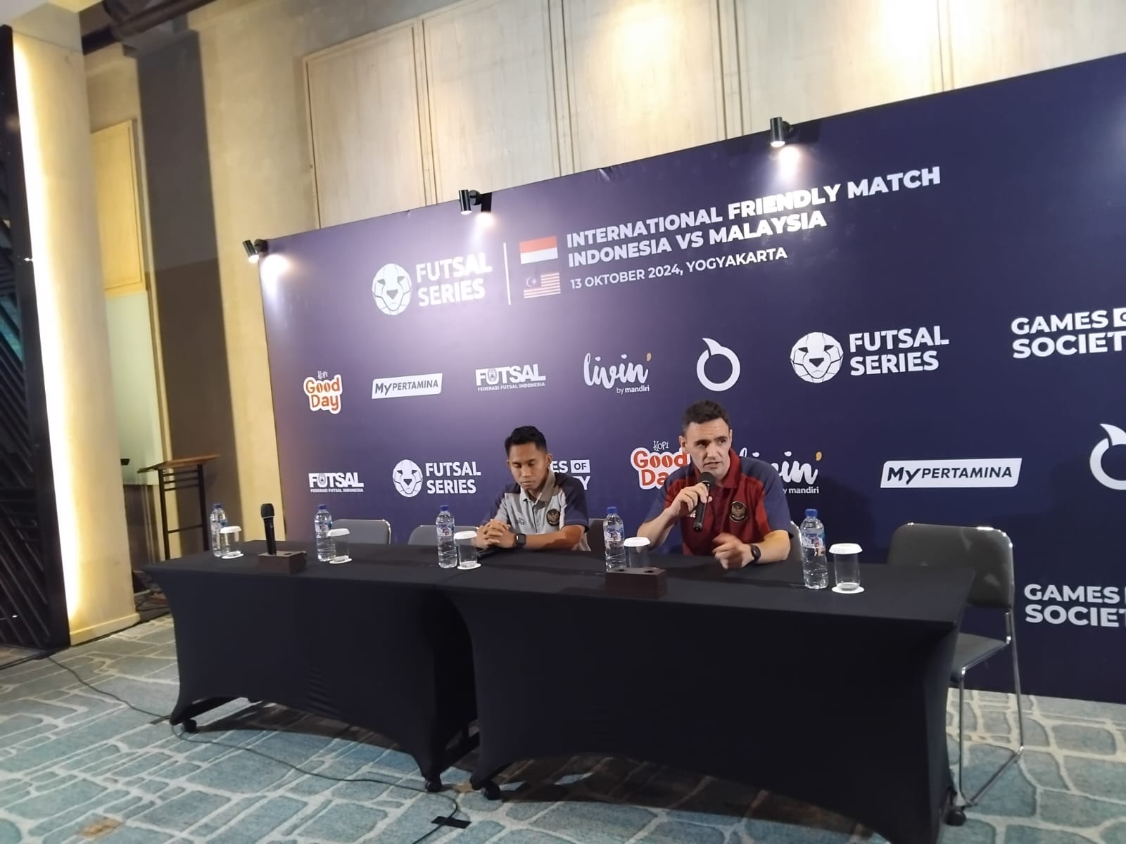 Pelatih kepala Timnas Futsal Indonesia Hector Souto (kanan) dan Kapten Timnas Futsal Indonesia M. Iqbal Iskandar (kiri) saat melakukan jumpa pers di Hotel Gaia Cosmo Jogja