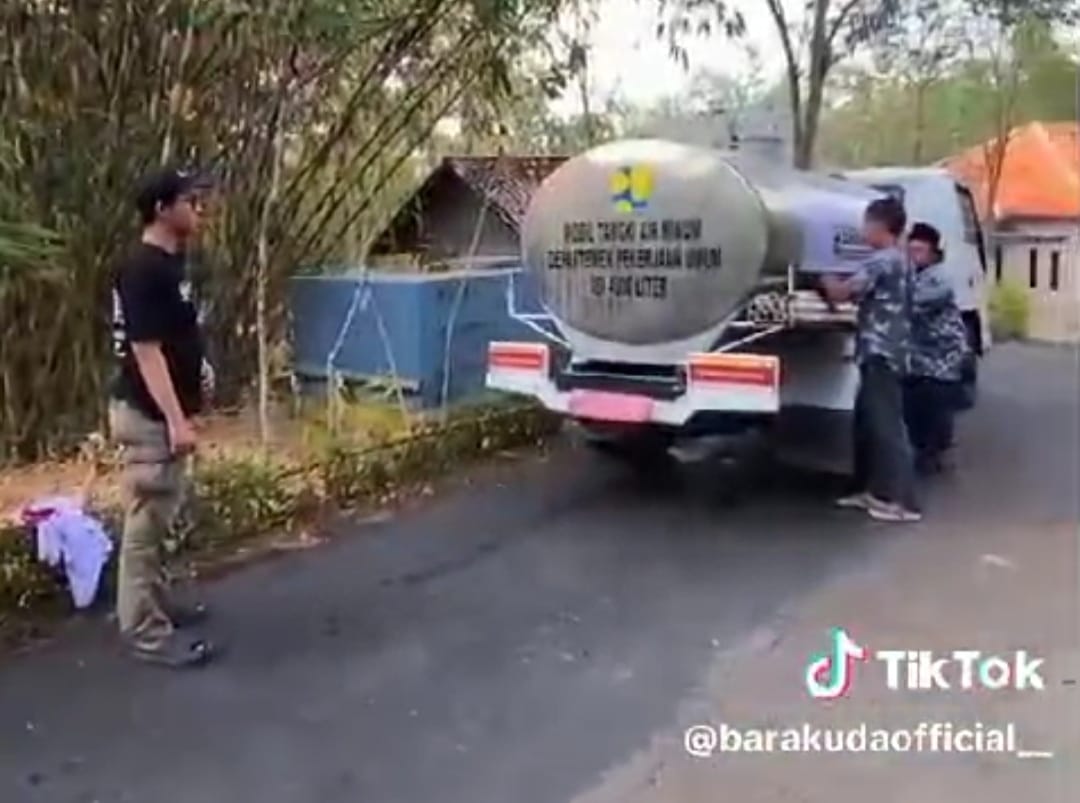 Truk tangki air pelat merah yang digunakan dalam kegiatan kampanye salah satu paslon Pilkada Purworejo