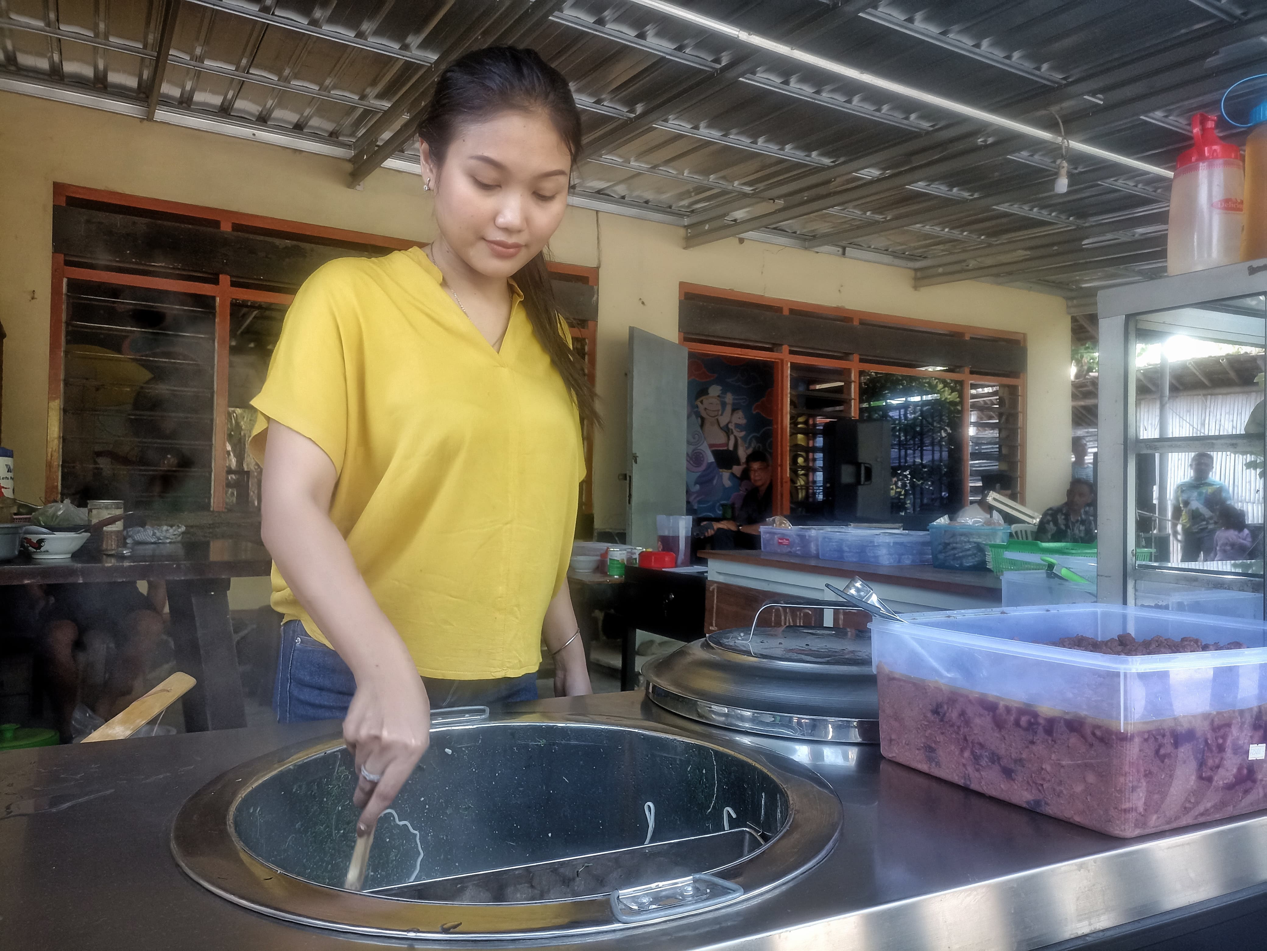 Salah seorang Hasoe Angel Riris Arista menyiapkan mi ayam