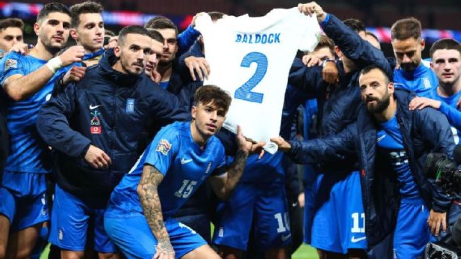 Pemain Yunani angkat tinggi-tinggi jersey George Baldock usai kalahkan Inggris di Nations League (Charlotte Wilson/Offside/Offside via Getty Images)