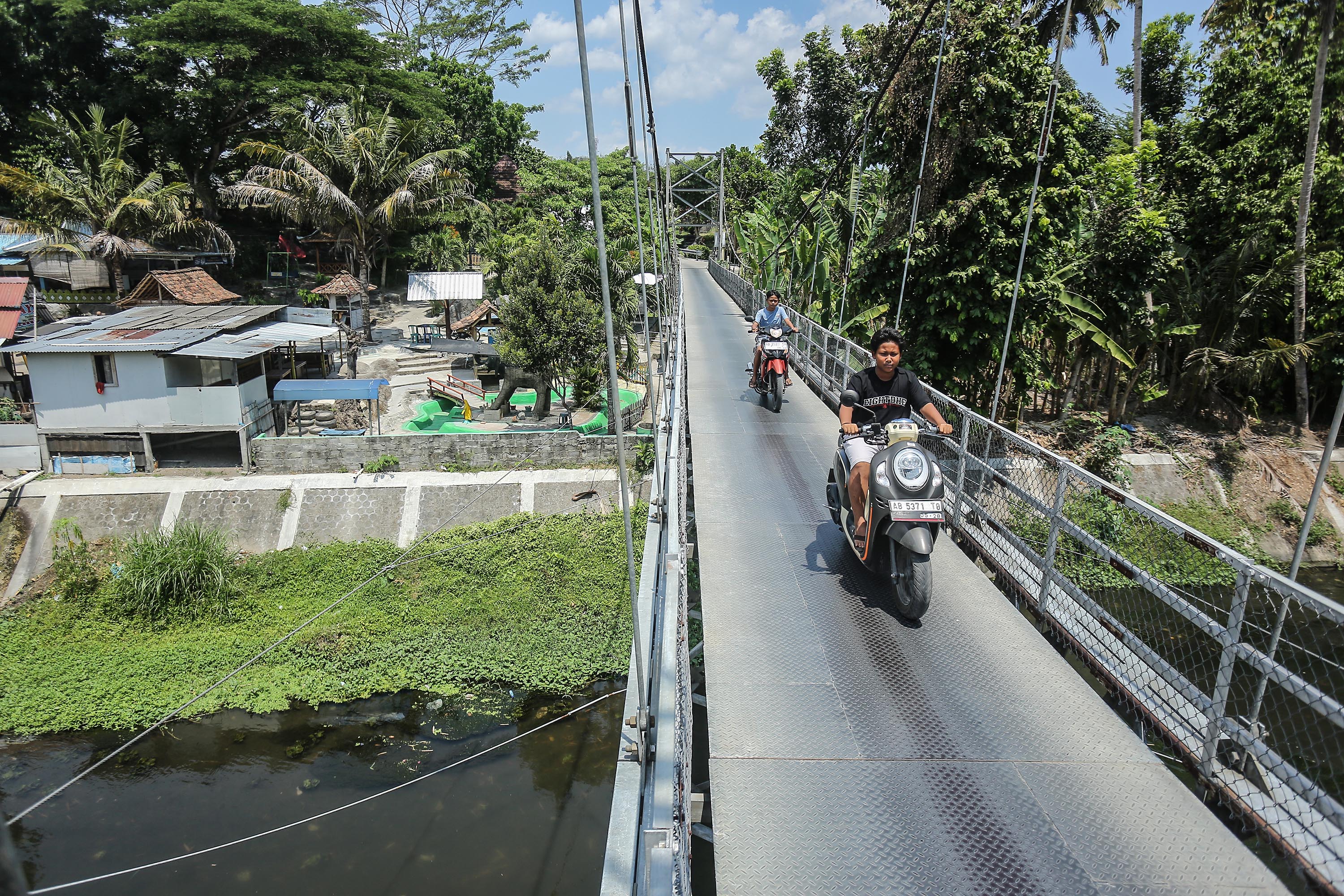 Warga melintas di kawasan desa wisata taman puspa gading, Grujugan, Bantul, Jumat (11/10). Taman wisata yang berdiri sejak 2020 itu dikelola masyarakat. Lokasi itu dapat menjadi alternatif berwisata bersama keluarga (foto: Elang Kharisma Dewangga).