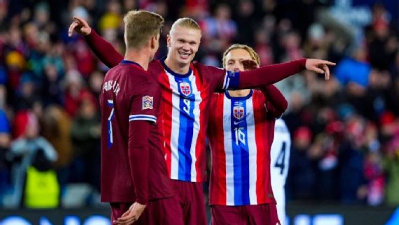 Selebrasi Erling Haaland usai mencetak dua gol ke gawang Slovenia dalam kemenangan 3-0 bagi Norwegia di Nations League (getty images)