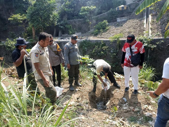 LEBIH PRODUKTIF: Penanaman pohon kelengkeng di bantaran Sungai Winongo, Kampung Tompeyan, Tegalrejo, Kota Jogja, Jumat (11/10/2024).