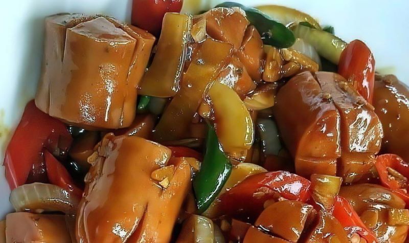 Ilustrasi gambar menu makanan sosis pedas asam manis.