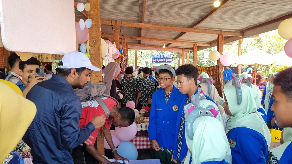 Para siswa MAN 3 Sleman mengikuti rangkaian acara Mayoga Super English Day (MSED) yang berlangsung di desa wisata Pulesari, Sleman