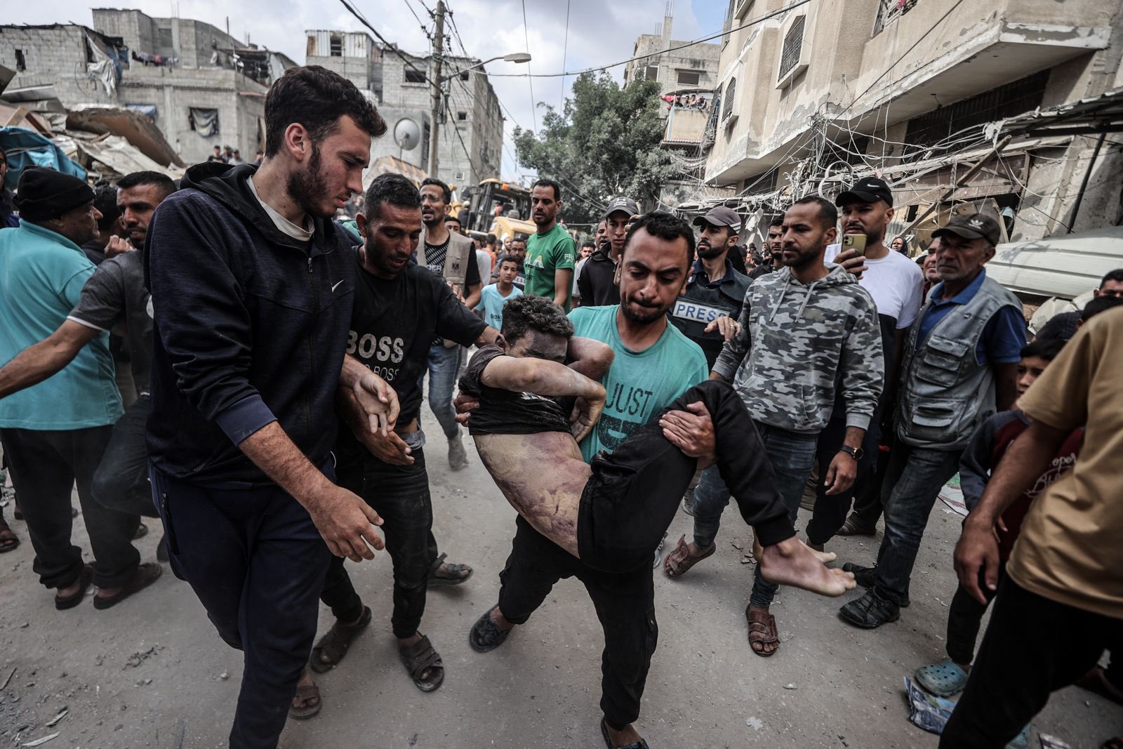 Operasi pencarian dan penyelamatan di reruntuhan bangunan penyerangan Israel di Gaza, Palestina.