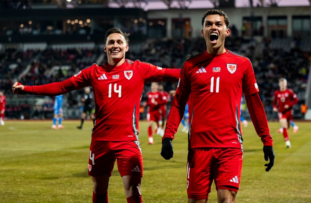 Selebrasi Brennan Johnson saat membuka keunggulan bagi Wales dalam hasil imbang atas Islandia (Wales)