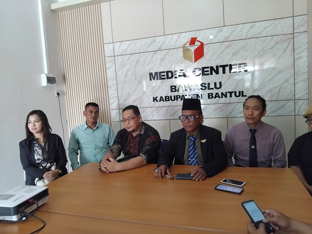 Tim hukum dan Advokasi pasangan calon (Paslon) 02 Abdul Halim Muslih-Aris Suharyanta,  M Rohmidhi Sri Kusuma didampingi timnya saat di Kantor Bawaslu Bantul, Sabtu (12/10).