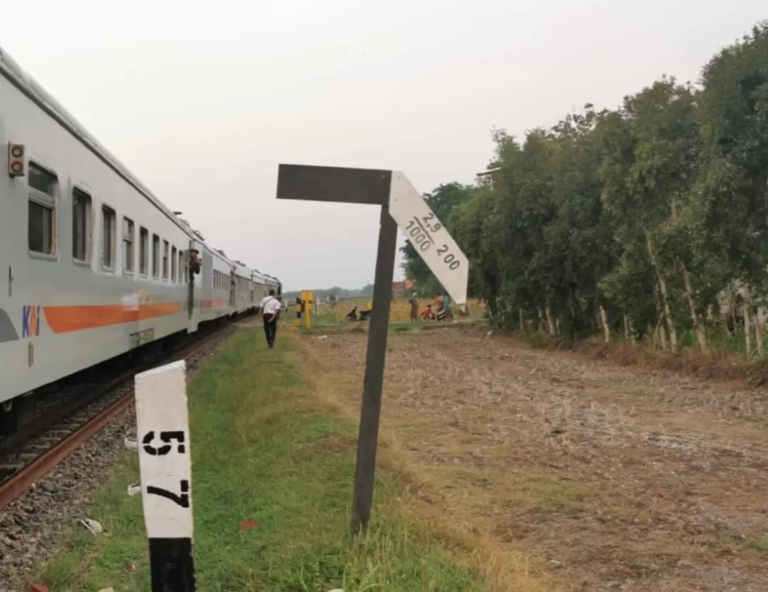 KA 132A Dharmawangsa Ekspress relasi Jakarta - Semarang - Surabaya Pasarturi saat berhenti mendadak di Dukuh Pengkol, Desa Pengkoljagong, Kecamatan Jati, Kabupaten Blora.
