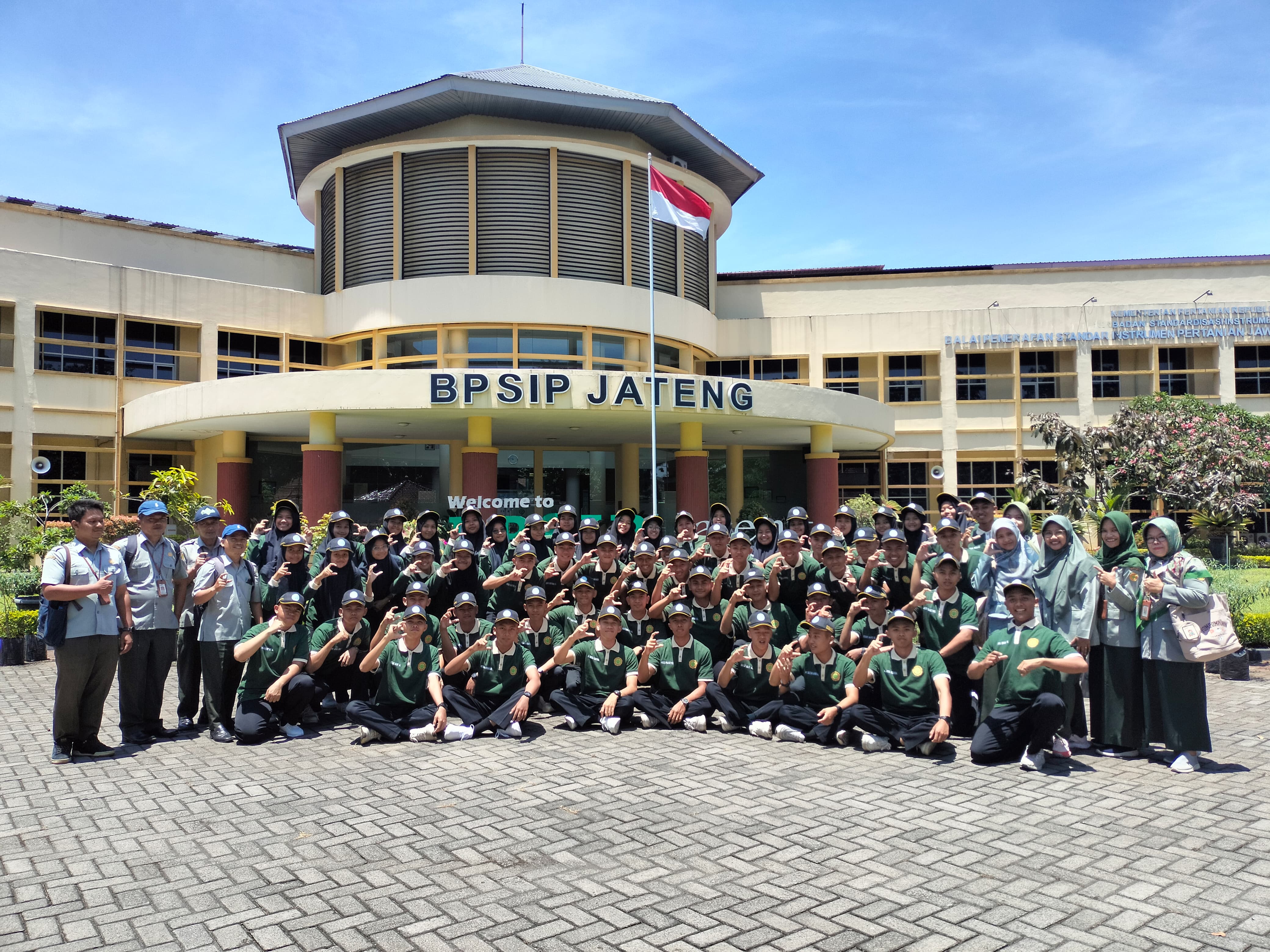 Mahasiswa Polbangtan YOMA melakukan kunjungan ke Balai Penerapan Standar Instrumen Pertanian (BPSIP) Jawa Tengah, Kamis (10/10/2024).