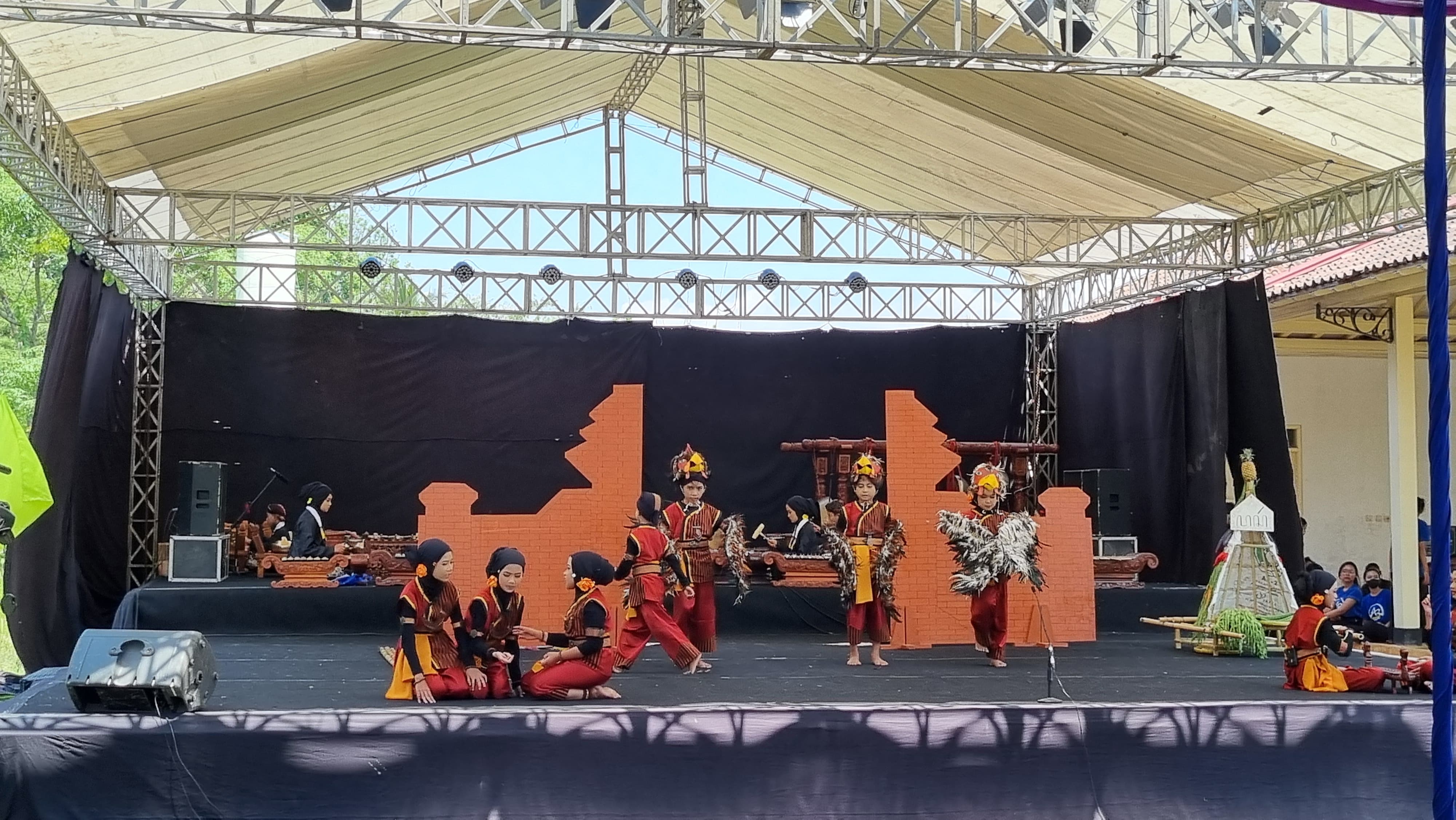 Caption: Para peserta dari 17 kapanewon di kabupaten Sleman antusias tampil dalam gelar seni dolanan anak yang berlangsung di Balai Budaya Pandowoharjo.&nbsp;