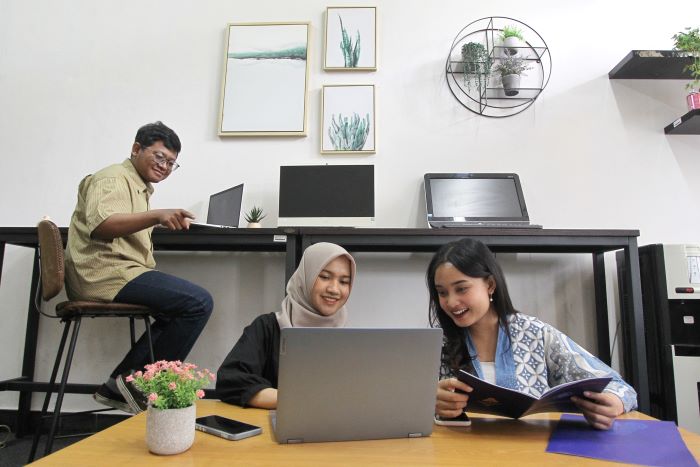 Skema magang di luar KRS menjadi salah satu opsi bagi mahasiswa untuk mengembangkan potensi. Jika berhasil mengeluarkan potensi terbaik mereka, kesempatan besar terbuka lebar