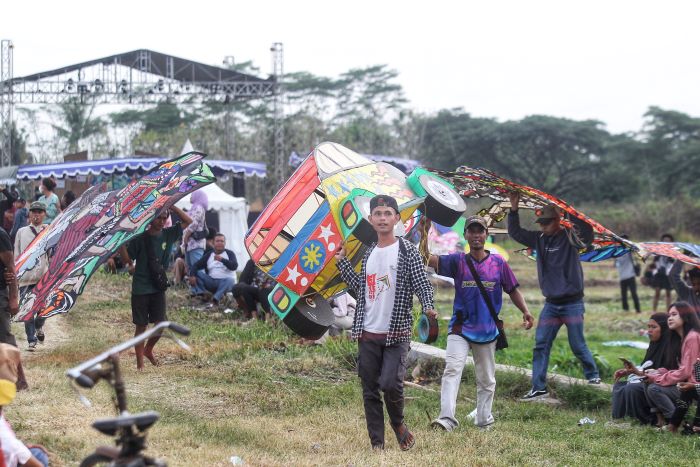 KREATIF: Beragam layang-layang milik peserta Ngaran Kite Festival di Padukuhan Ngaran, Margokaton, Seyegan kemarin (13/10). Kegiatan ini merupakan bagian dari agenda SCW