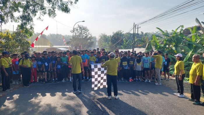 LARI: Pelajar SD mengambil posisi lari di depan garis start pada kegiatan Lari Manunggal, Sabtu (12/10/2024)