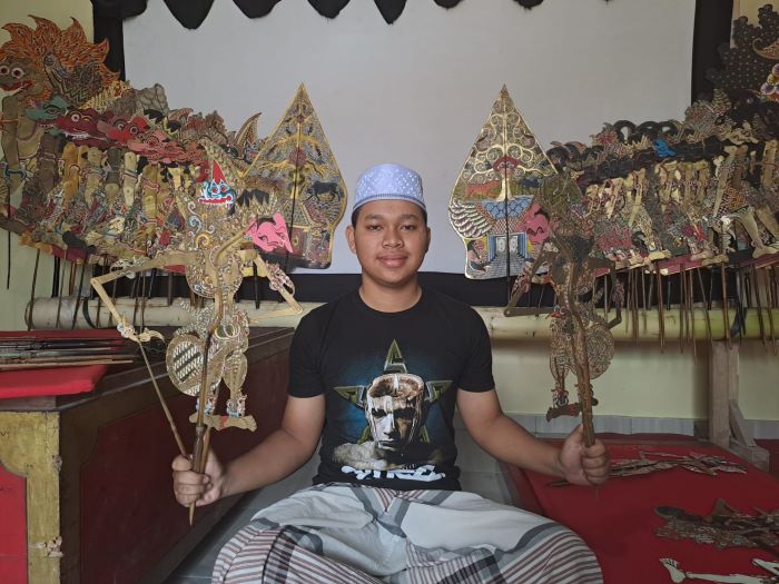 BERSEMANGAT: Ilham, pelajar di SMK N 1 Kasihan, Bantul ini memamerkan koleksi wayang di kediamannya, Dukun, Magelang.