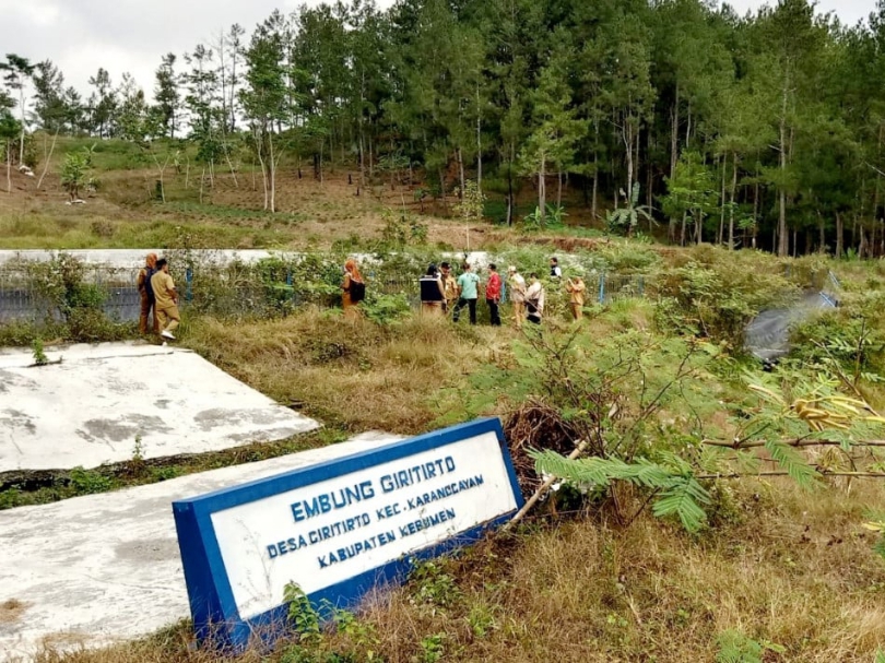 CEK KONDISI : Jajaran Dinas PUPR Kebumen melihat kondisi Embung Giritirto yang mangkrak pasca selesai pembangunan.
