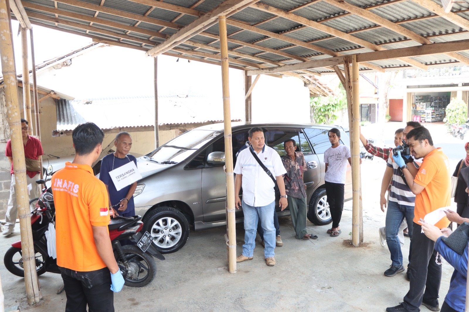 TEGA: Rekonstruksi kasus KDRT yang mengakibatkan korban meninggal dunia di TKP di Desa Karanganyar, Purwodadi untuk pendalaman kasus pada Jumat (11/10).