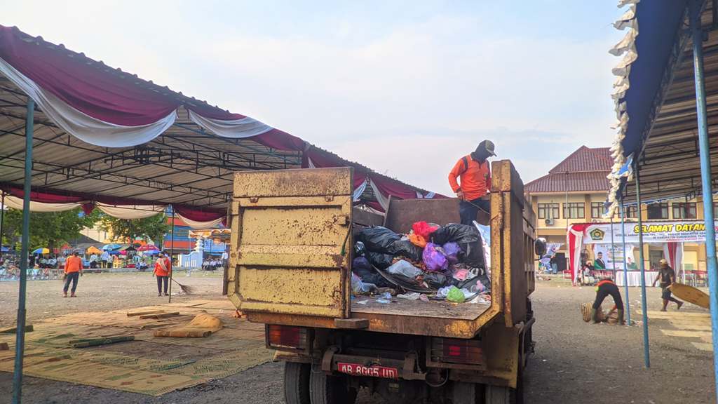 Petugas kebersihan membersihkan sampah-sampah berserakan usai kegiatan wisuda santri di Alun-Alun Wonosari, Gunungkidul, Minggu (13/10).