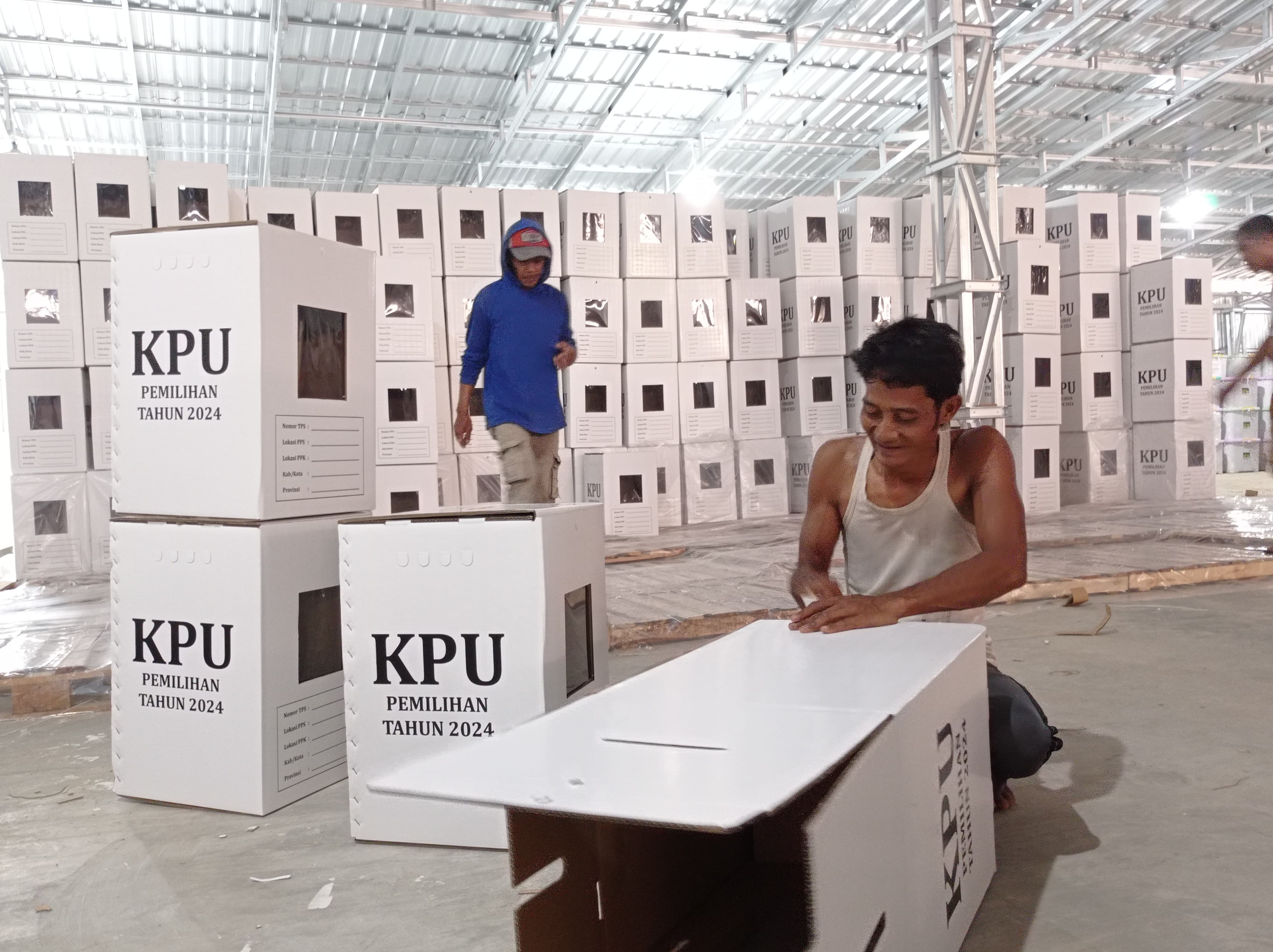 LOGISTIK: Perakitan kotak suara oleh tenaga terlatih di gudang KPU Kabupaten Purworejo beberapa waktu lalu