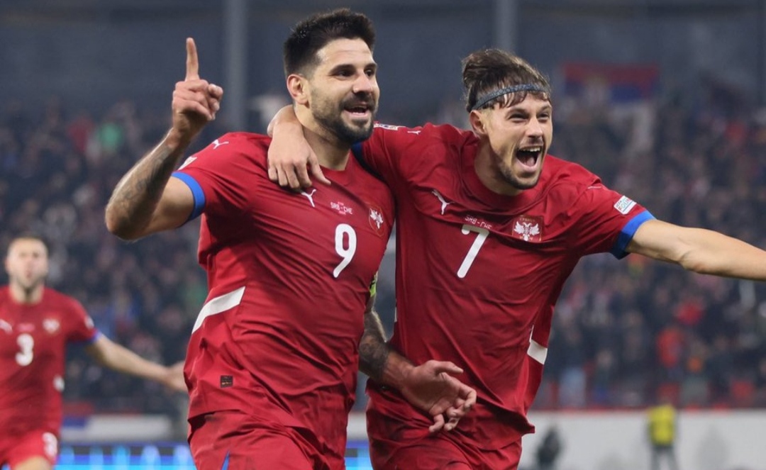 Selebrasi Aleksandar Mitrovic usai mencetak gol kemenangan Serbia atas Swiss (getty)