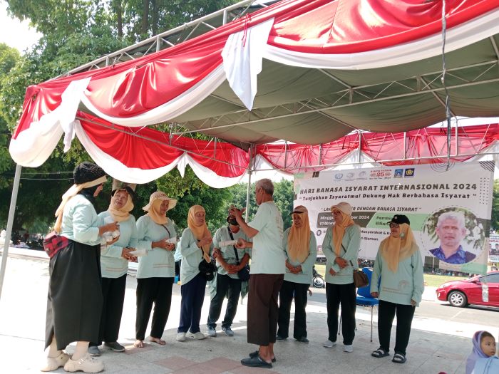 Peringatan hari bahasa isyarat internasional yang digelar di seputar Lapangan Pemda Sleman Minggu (13/10/2024)