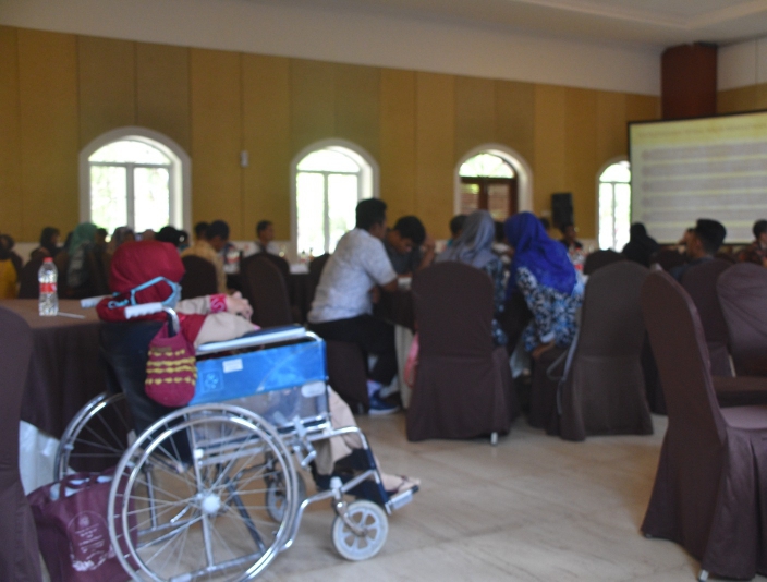 INKLUSIF : Seorang penyandang disabilitas ikut hadir dalam sosialisasi yang digelar KPU Kebumen