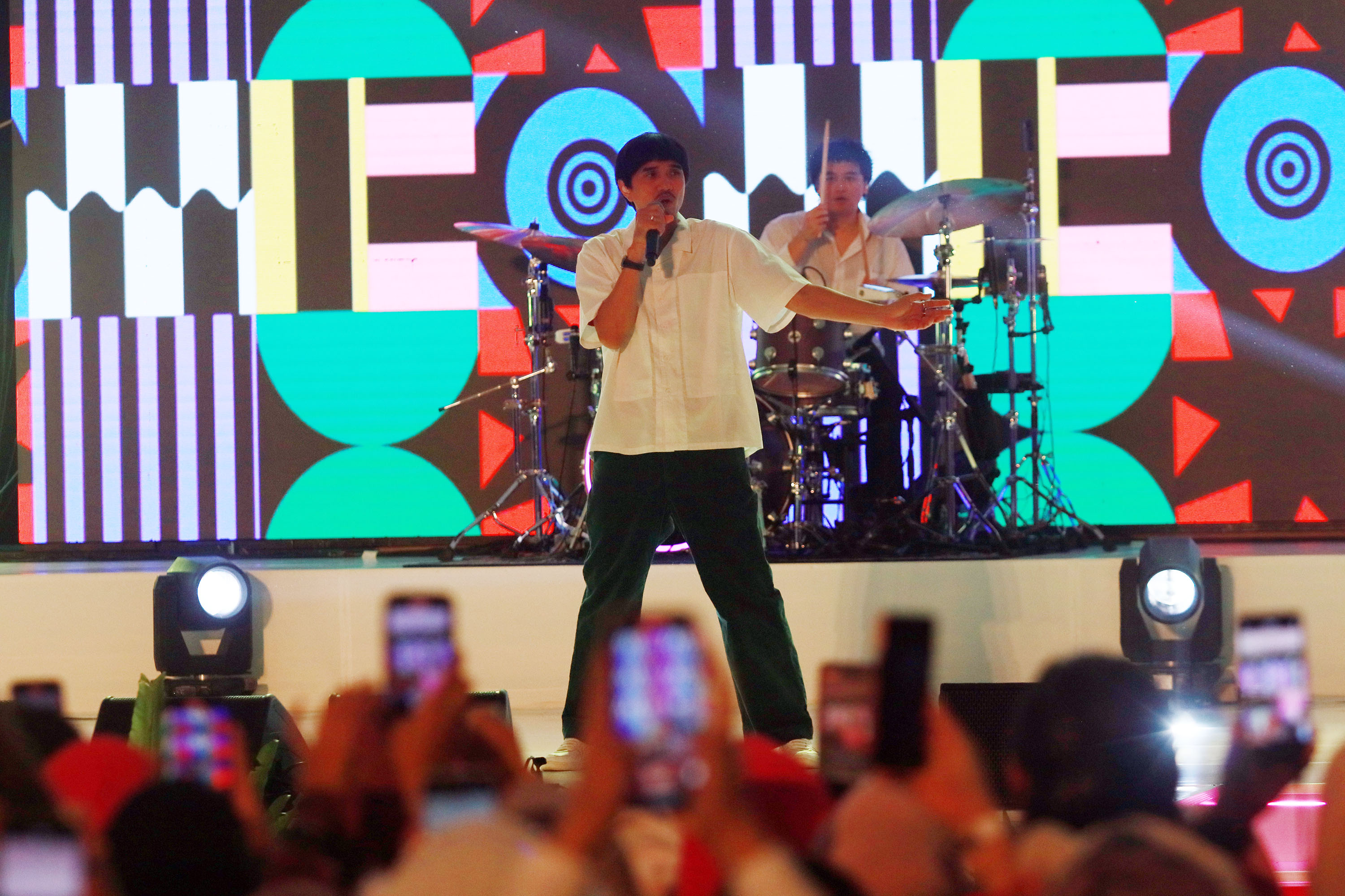 Band legendaris Sheila on 7 (SO7) tampil memukau di Jogja Expo Center (JEC) Sabtu malam (12/10/2024).