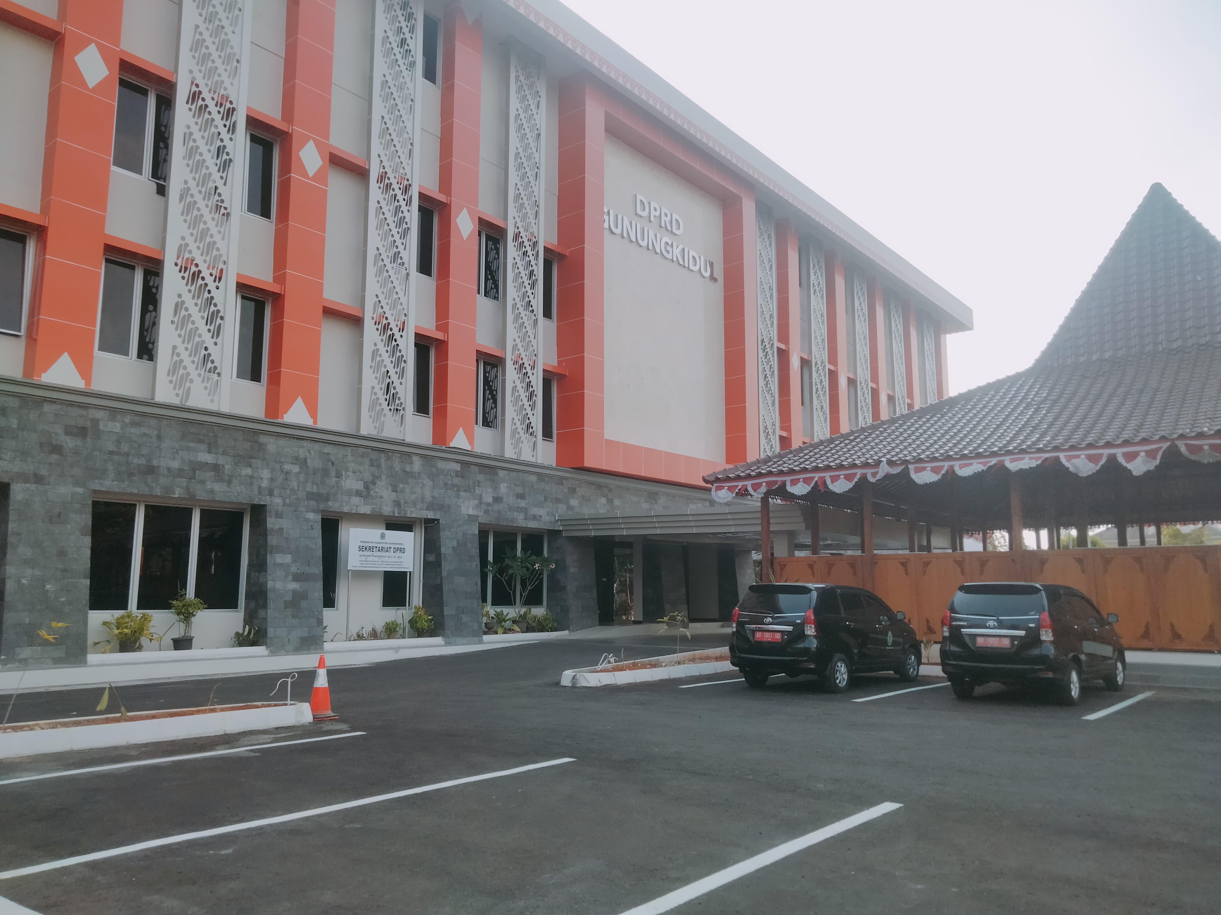 Gedung DPRD Gunungkidul terlihat mewah.