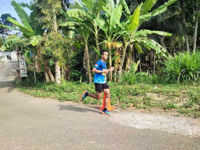 Suasana event BiosfeRun 2024, seribu pelari diajak menjadi duta pariwisata hijau dalam kemasan sport tourism event di perbukitan Menoreh, Minggu (13/10).