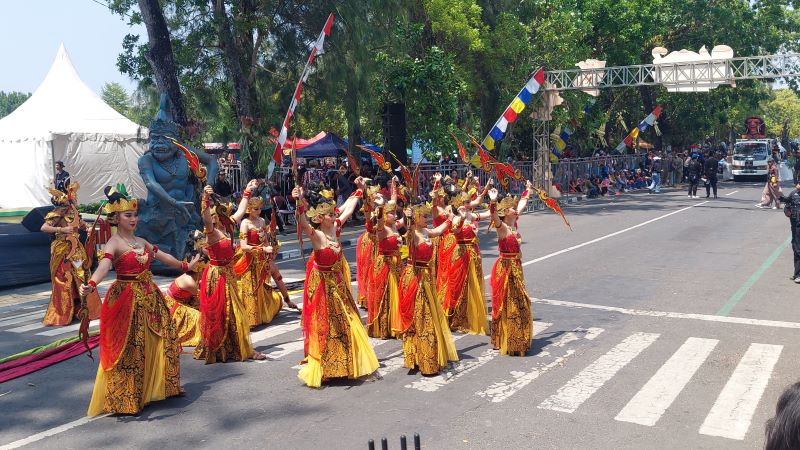 KARNAVAL: Penampilan kontingen pada karnaval Menoreh Art Festival 2024.