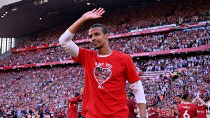 Mantan penggawa Liverpool, Joel Matip resmi pensiun di usia 33 tahun setelah alami cedera ACL (getty images)