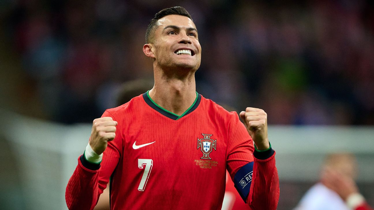 Selebrasi Cristiano Ronaldo usai mencetak gol kedua Portugal ke gawang Polandia (getty)
