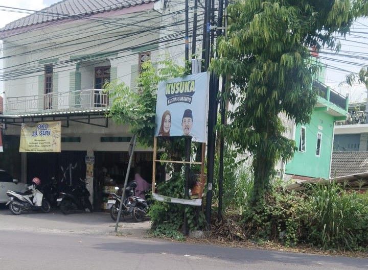 Baliho pasangan calon nomor urut satu Kustini Sri Purnomo-Sukamto ditemukan dalam kondisi rusak