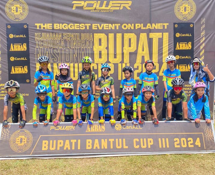 Para atlet cilik asal Gunungkidul berhasil meraih juara umum pada Kejuaraan Nasional Sepatu Roda Piala Bupati Bantul 2024 di Stadion Sultan Agung, Minggu (13/10).