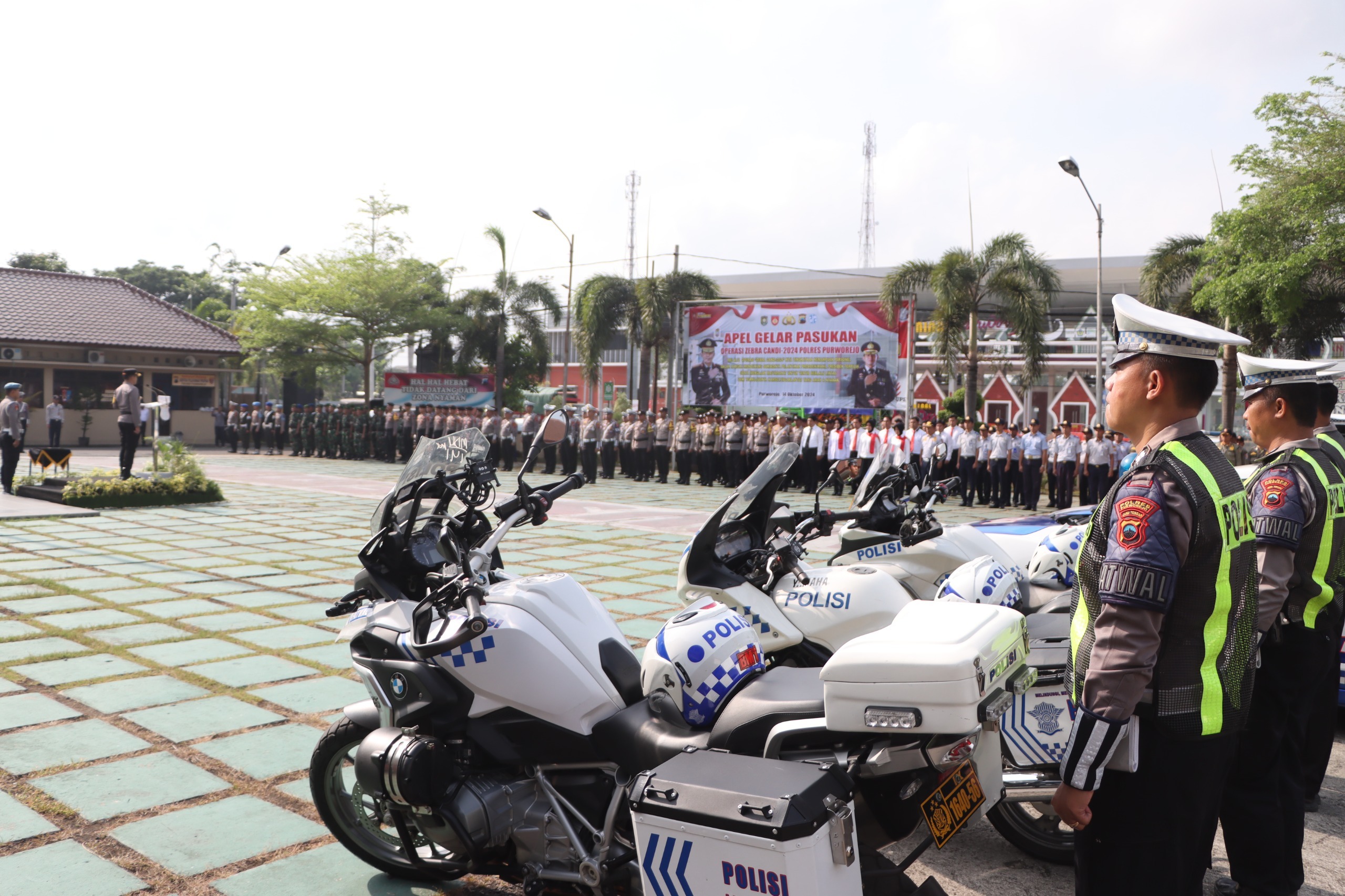 Apel gelar pasukan Operasi Zebra Candi 2024 di Halaman Polres Purworejo, Senin (14/10).