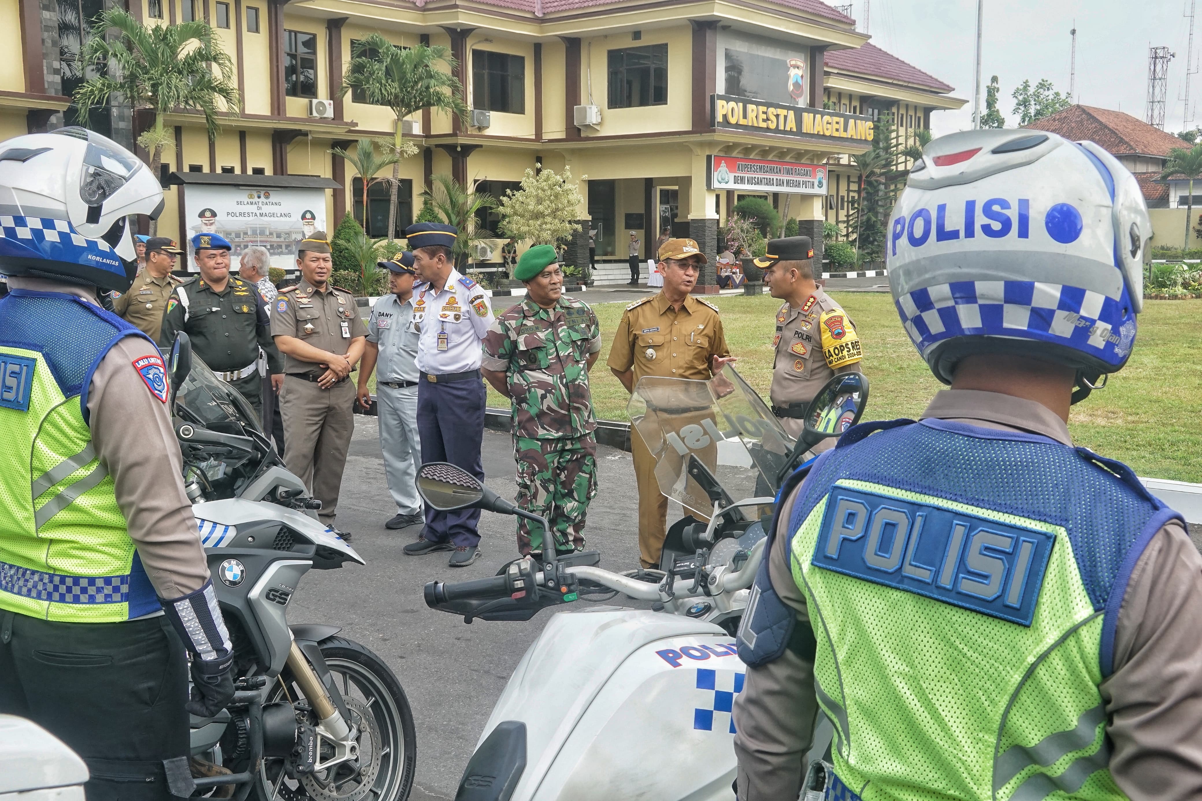 CEK KESIAPAN: Pj Bupati Magelang didampingi Kapolresta Magelang saat melakukan pemeriksaan sarana dan prasarana pada kegiatan Operasi Zebra Candi 2024.