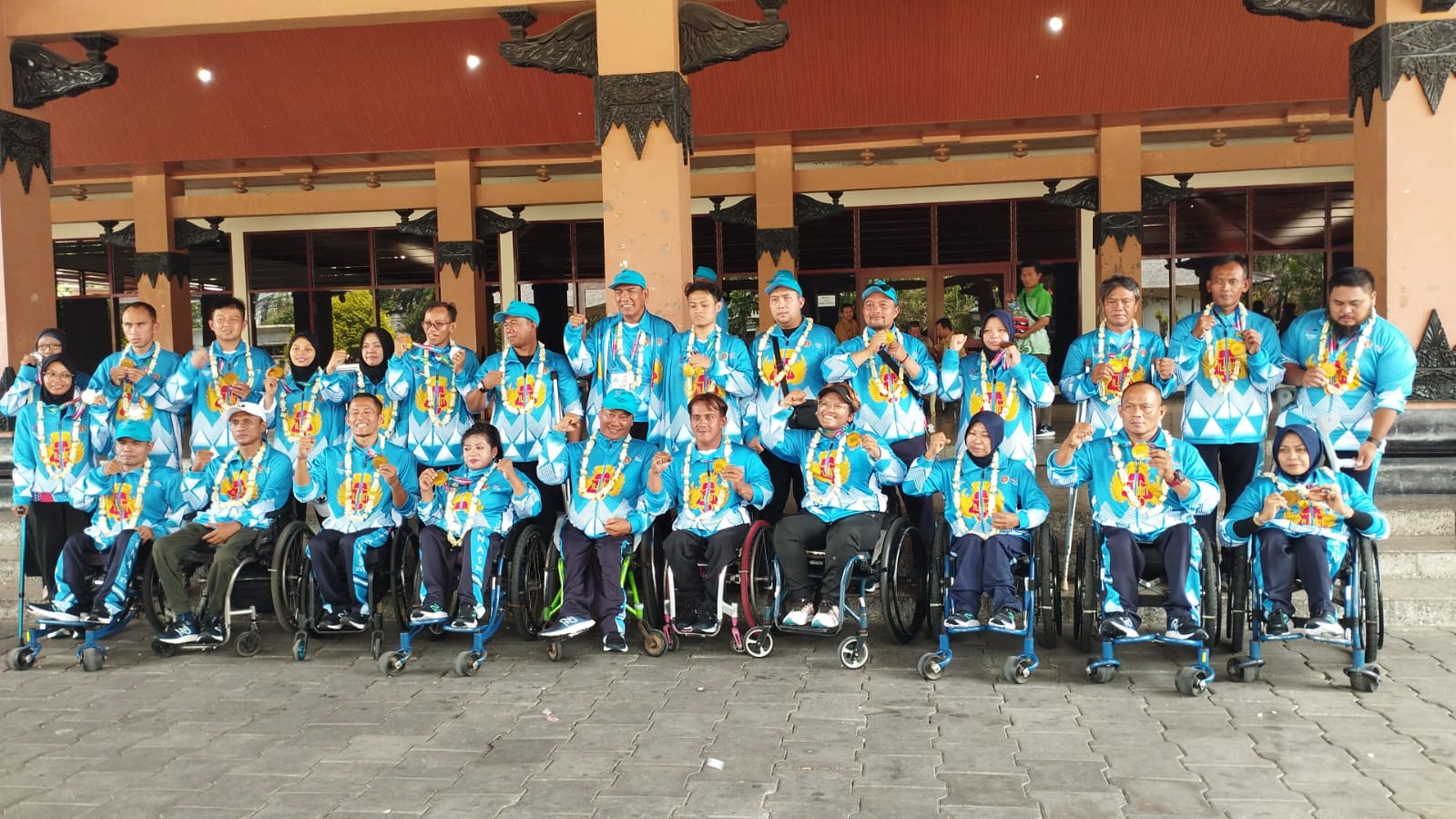 Para patriot olahraga DIY berfoto bersama di GOR Amongrogo usai kembali dari ajang Peparnas 2024.