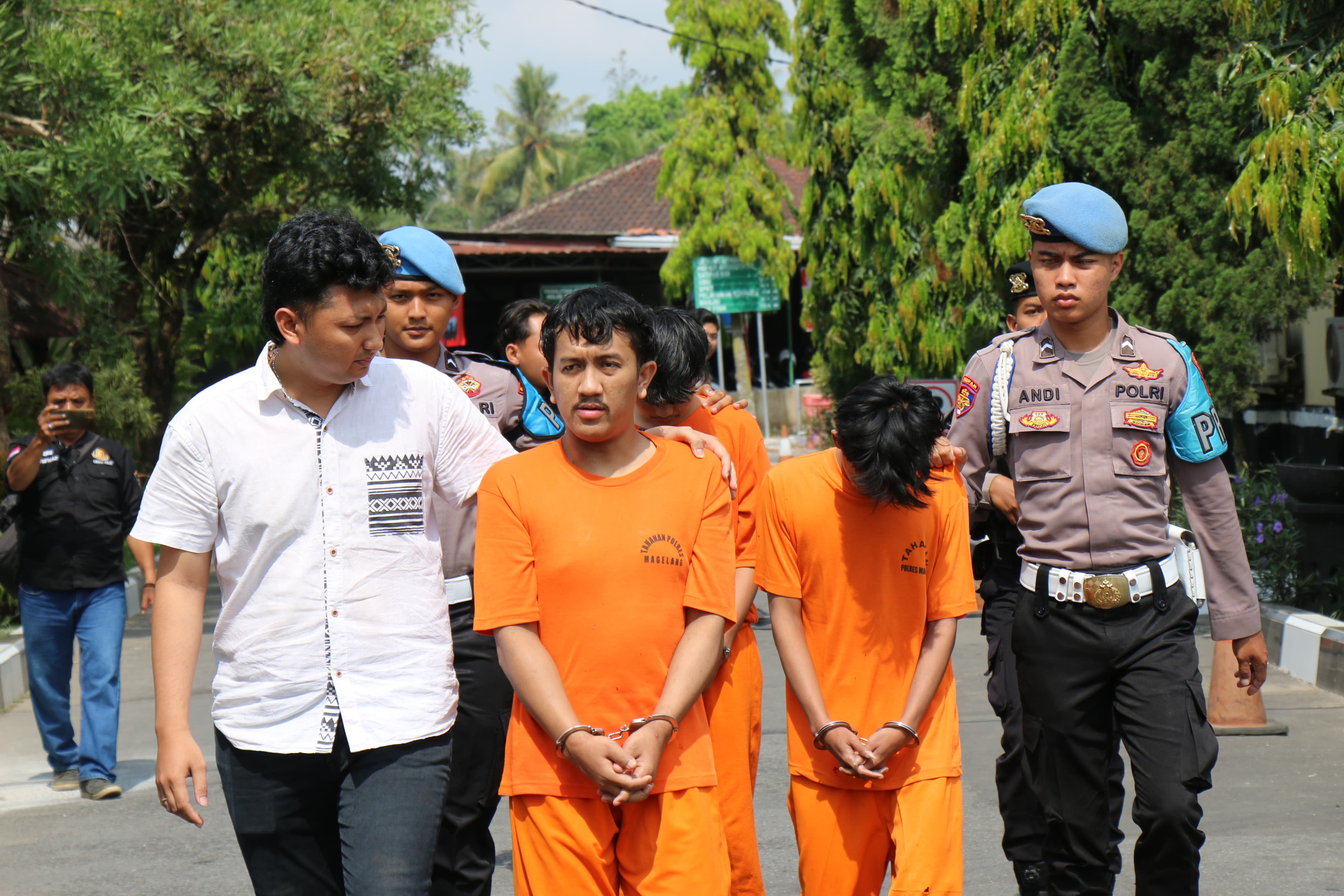 DITANGKAP: Lima pemuda dari satu geng ditangkap karena hendak melakukan tawuran dan membawa sajam.