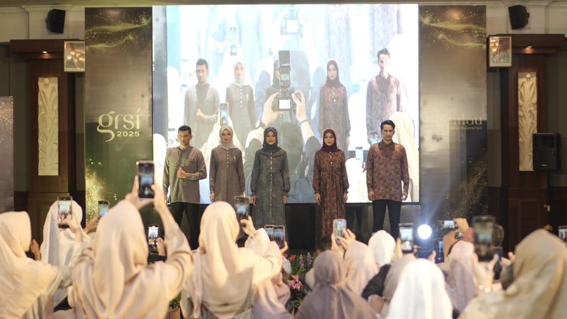 Para model saat menampilkan koleksi busana muslim dalam kegiatan Gala Roadshow Sarimbit Indonesia 2025, Minggu (13/10/2024).   (DOK HUMAS GRSI 2025 UNTUK RADAR JOGJA)