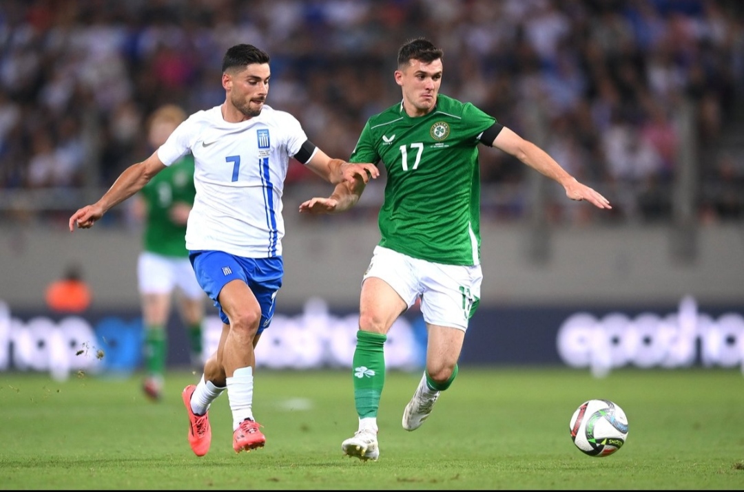 Perebutan bola antara pemain Yunani dan Irlandia
