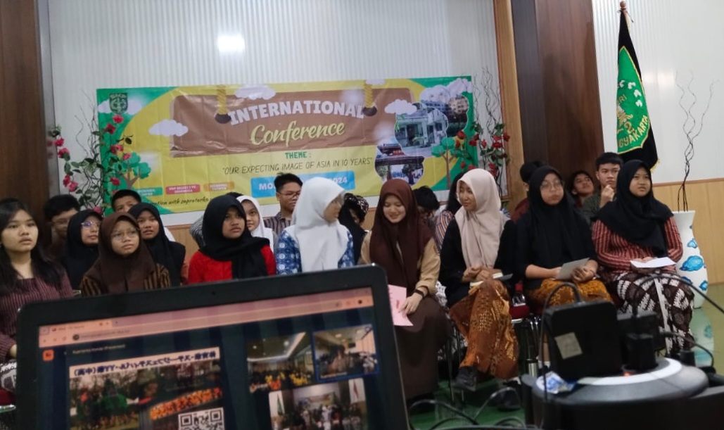 ANTUSIAS - Siswa SMPN 2 Jogja tampil percaya diri dalam konferensi internasional secara virtual bersama siswa dari Jepang dan Taiwan pada Senin (14/10)