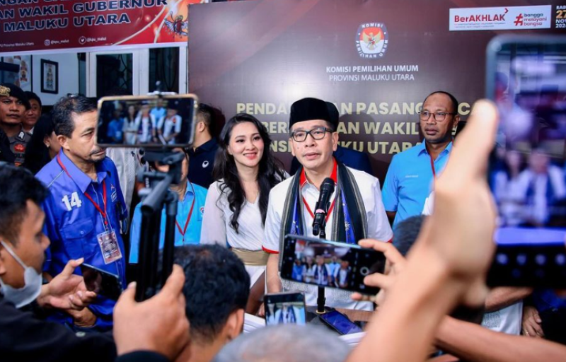 Benny Laos dan isterinya Sherly Tjoanda. Kecelakaan speedboat di Kabupaten Pulau Taliabu pada 12 Oktober 2024 menyebabkan Benny Laos meninggal dunia .