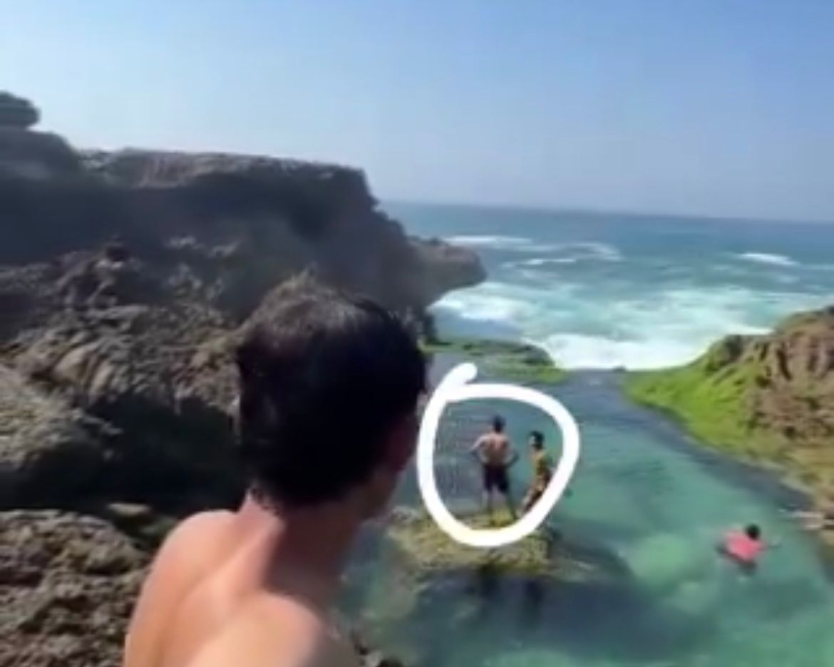Lingkaran putih: Korban hanyut di Pantai Kedung Tumpang, Tulungagung, Jawa Timur.