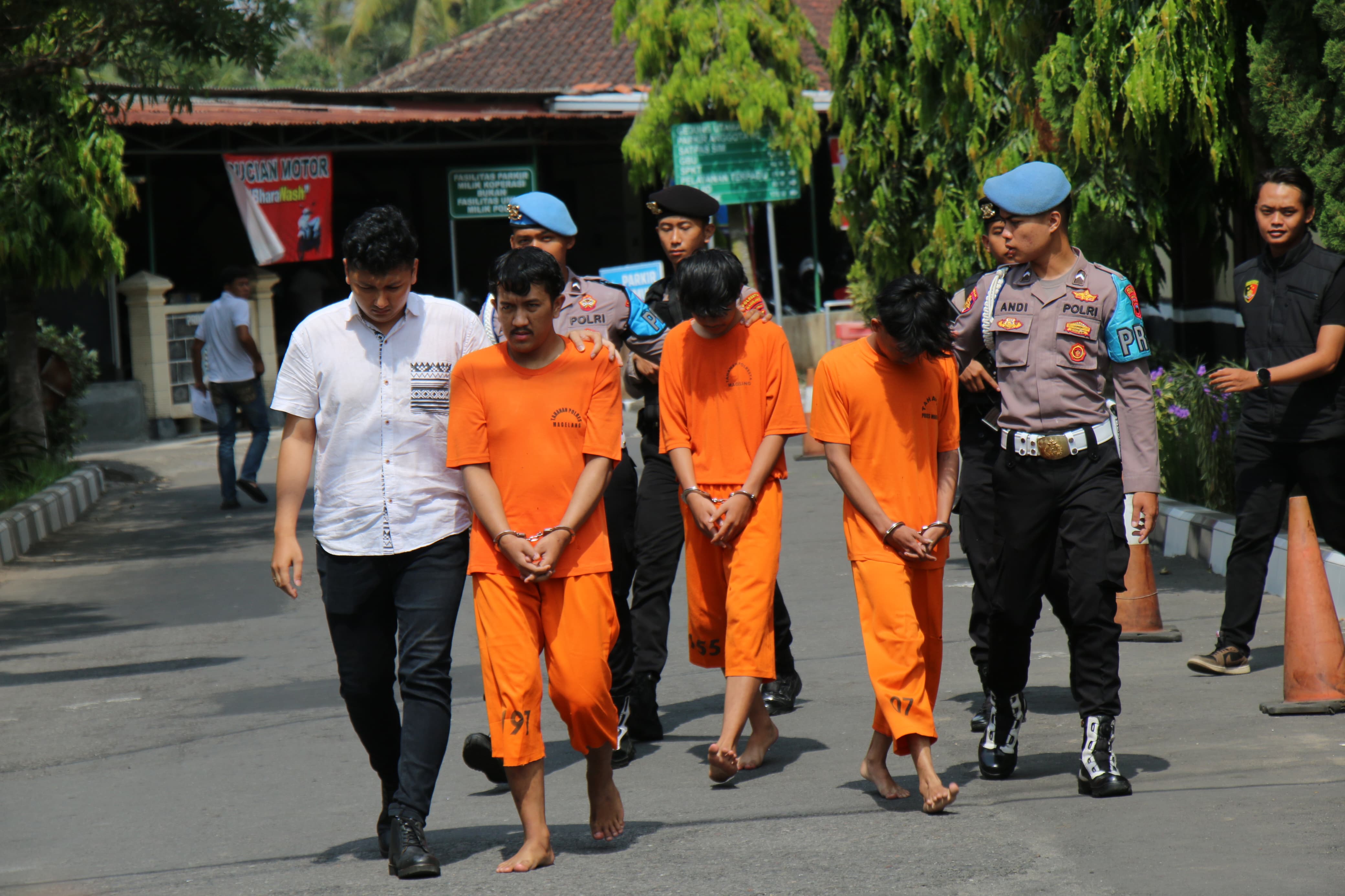 DITANGKAP: Lima pemuda dari satu geng ditangkap karena hendak melakukan tawuran dan membawa sajam.