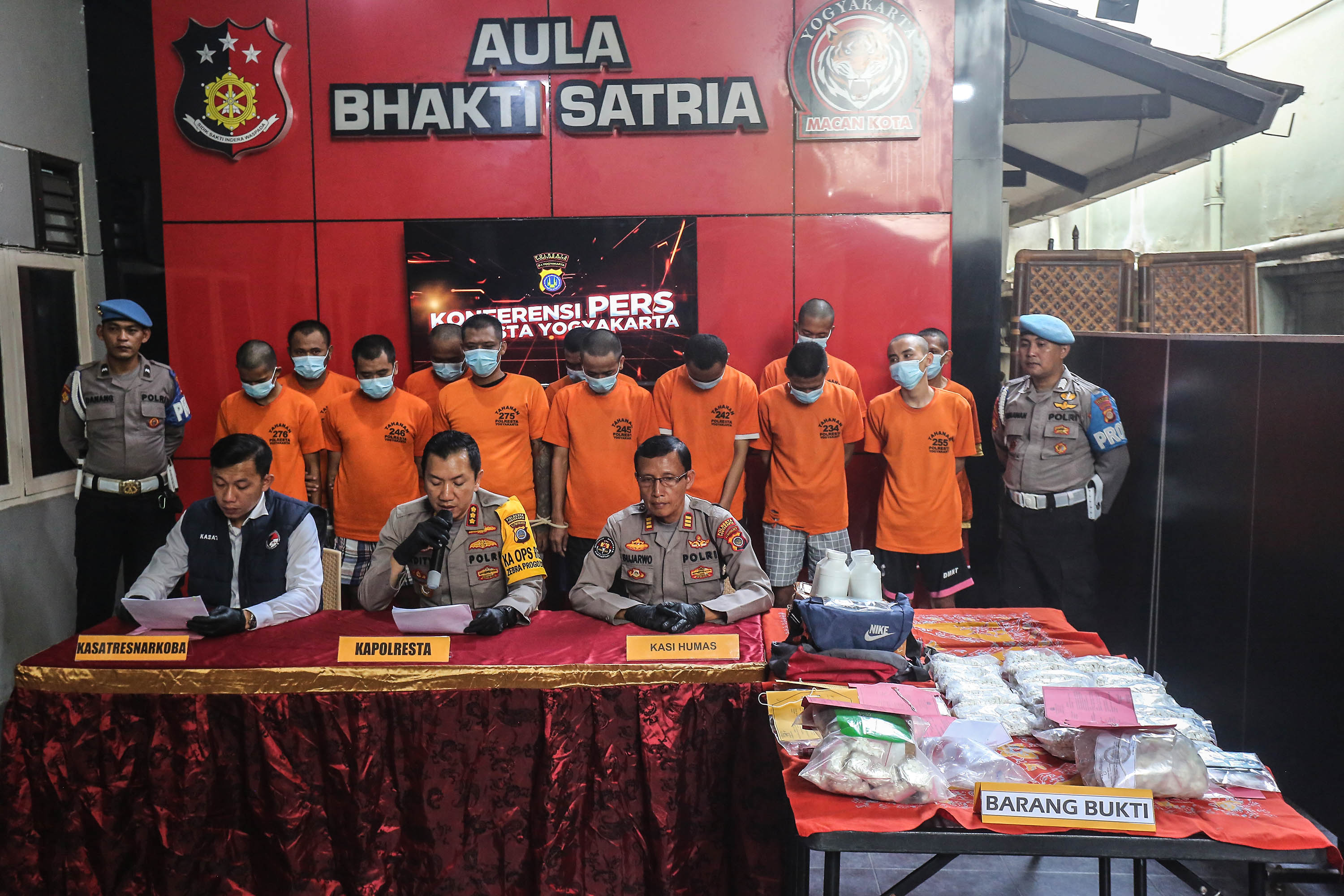Jajaran Satresnarkoba Polresta Jogja menangkap 13 tersangka dalam kasus peredaran obat-obatan berbahaya (obaya), ganja, sabu-sabu, dan tembakau sintetis atau sinte