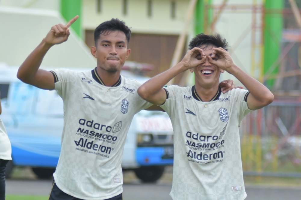 Selebrasi penggawa Nusantara United usai cetak gol ke gawang Persekat Tegal (LIB)