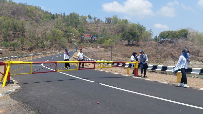 PENINJAUAN: Tim kerja Waduk Sermo melakukan pengecekan di atas tubuh bendung.&nbsp;