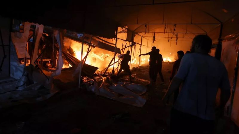 Kebakaran hebat melanda tenda pengungsi di dekat Rumah Sakit Al Aqsa, Gaza, setelah serangan udara Israel.