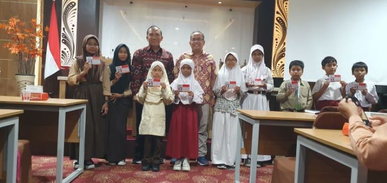SIMBOLIS: Penyerahan beasiswa untuk siswa SD Kota Jogja di ruang Condro Kinasih Disdikpora Kota Jogja Selasa (15/10/2024).