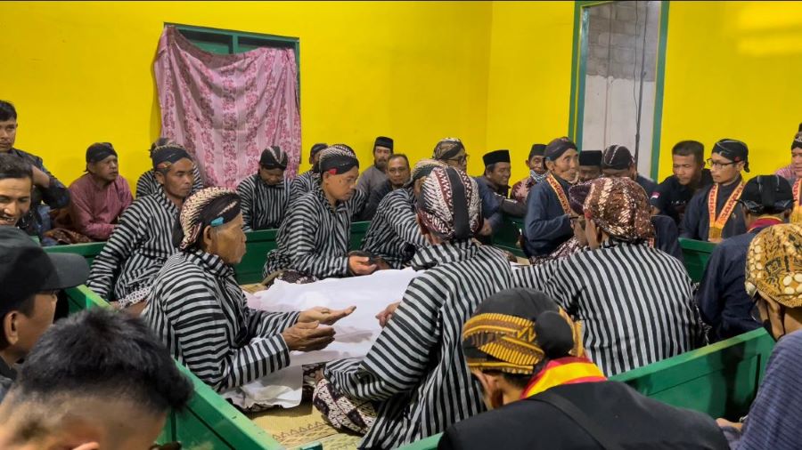 Prosesi Upacara Adat Pembukaan Cupu Panjala, di Kalurahan Girisekar, Kapanewon Panggang, Gunungkidul, Senin (14/10) malam.